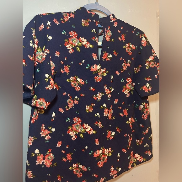 Kaii Los Angelos floral blouse with key hole detail in front and back. Gorgeous! - Picture 4 of 10